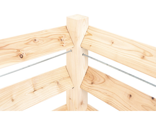 Vue détaillée d''une clôture en bois avec des éléments métalliques