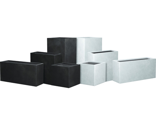 Divers pots de fleurs carrés et rectangulaires en noir et blanc