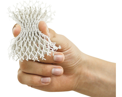 Ein Netzmaterial wird von einer Hand gehalten.