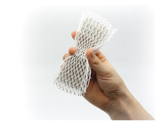 Hand hält Filtermaterial für Aquarien in einem Netz