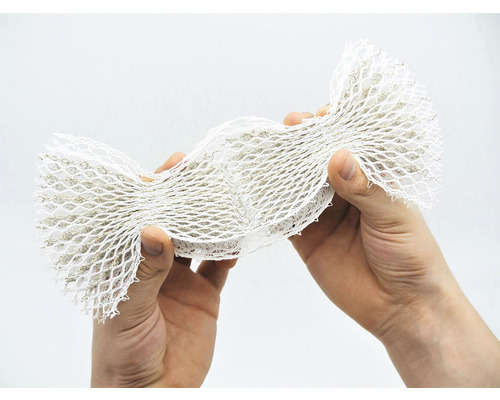 Hände halten Dichtmaterial mit Netzstruktur