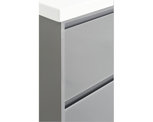 Detailaufnahme eines Badezimmerunterschranks mit Schubladen und Waschbecken