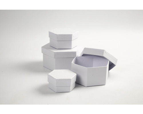 Plusieurs boîtes en carton blanches hexagonales de différentes tailles, certaines avec couvercle