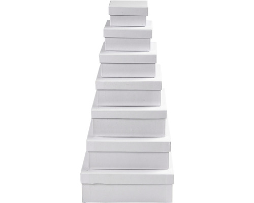 Pile de huit boîtes blanches de différentes tailles