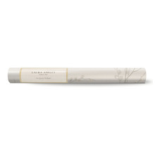 Eine Rolle Laura Ashley Papiertapete mit Pflanzenmuster.