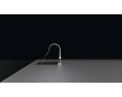 Wasserhahn auf Arbeitsplatte mit fließendem Wasser