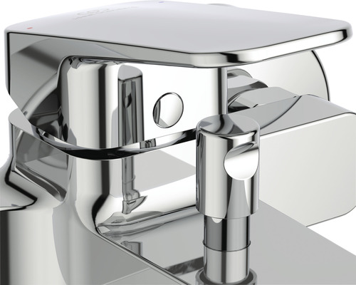 Vue détaillée d''un robinet chromé pour lavabo