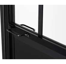 Detailansicht einer schwarzen Tür mit Griff