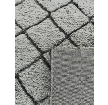 Grauer Teppich mit geometrischem Muster und Flor