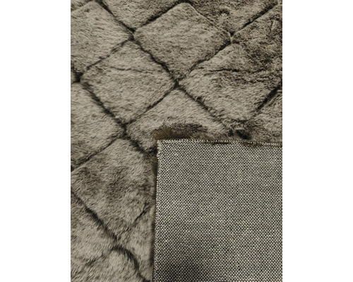 Tapis gris avec motif de losanges et envers tissé