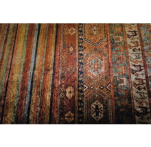 Teppich mit Streifen und traditionellen Mustern