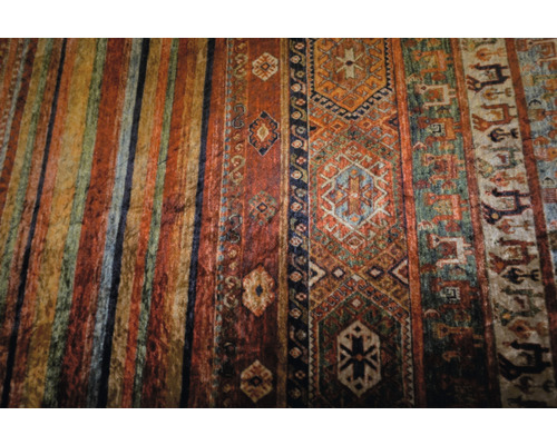 Teppich mit Streifen und traditionellen Mustern
