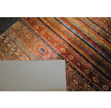Teppich mit Streifen und Muster