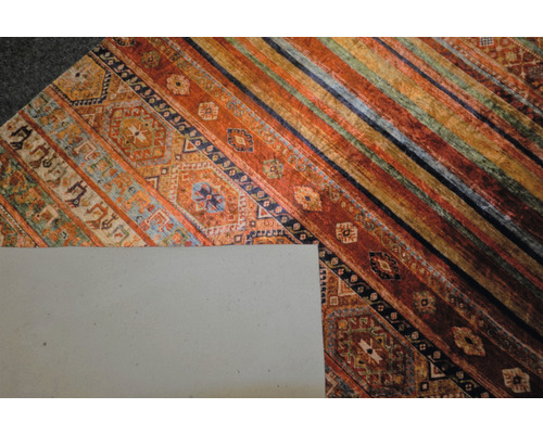 Teppich mit Streifen und Muster