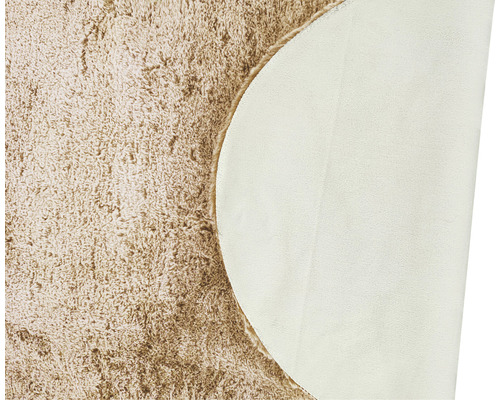 Vue détaillée d''un tapis à poils longs beige avec envers textile