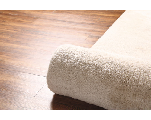 Vue détaillée d''un tapis roulé sur un plancher en bois