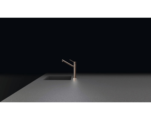 Robinet de cuisine sur un plan de travail