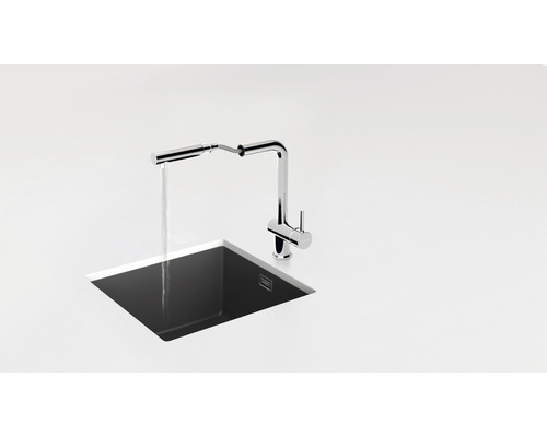 Robinet d''évier avec de l''eau qui coule dans un évier