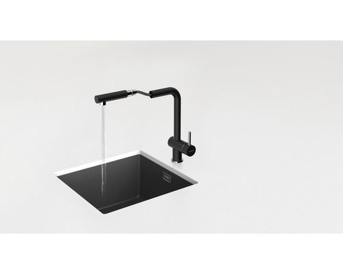 Schwarze Küchenarmatur mit herausziehbarer Brause über einem Spülbecken