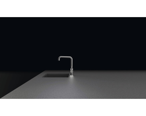 Spültischarmatur auf einer Arbeitsplatte mit Spüle