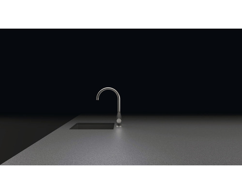 Küchenarmatur aus Metall auf Arbeitsplatte mit Spülbecken