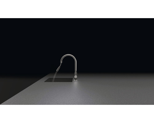 Küchenarmatur aus Metall mit fließendem Wasser
