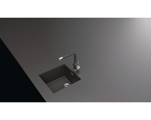 Évier avec robinet sur plan de travail