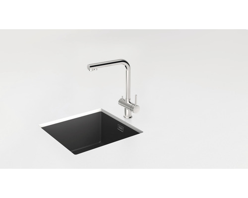 Robinet d''évier en métal à côté d''un évier