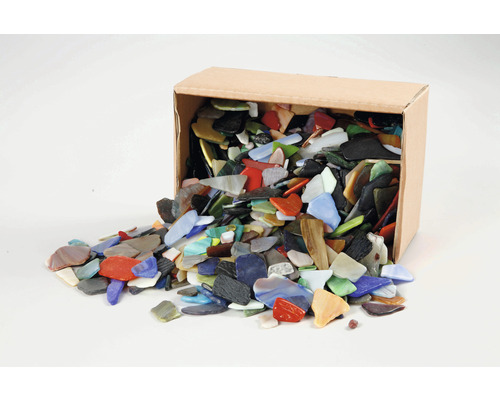 Bunte Glasstücke in einem Karton