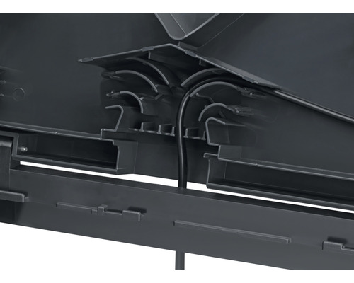 Detailansicht einer schwarzen Kabeldurchführung aus Kunststoff