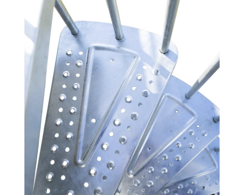 Detailaufnahme einer Spindeltreppe aus Metall mit gelochten Stufen