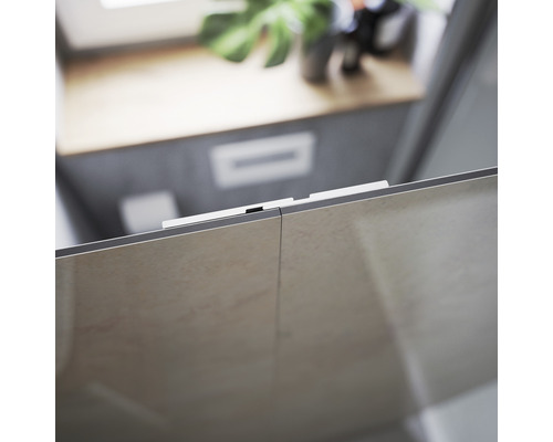 Gros plan d''une cabine de douche avec des carreaux et des raccords dans une salle de bains.