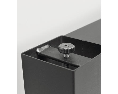 Detailansicht eines schwarzen Metallrahmens mit Schraube