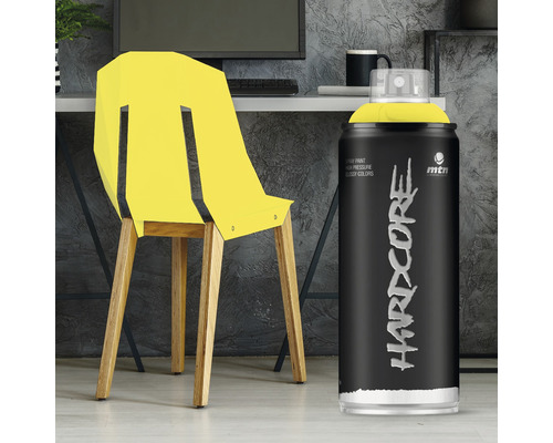 Gelber Stuhl und Spraydose im Raum