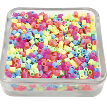 Perles de rocaille multicolores dans un bol en verre