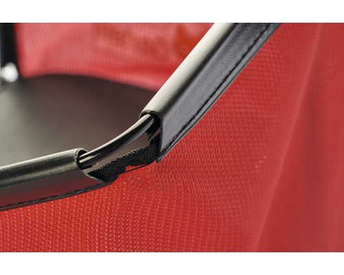 Vue détaillée d''une chaise rouge avec cadre noir