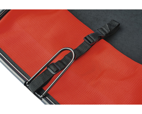 Vue détaillée d''un siège de plage rouge avec des éléments métalliques et une sangle noire avec boucle