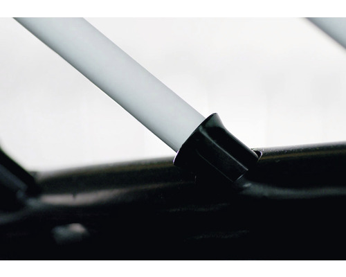 Detailaufnahme eines Wäscheständers, der ein Rohr und ein Kunststoffverbindungsstück zeigt