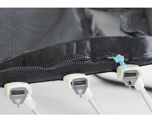 Nahaufnahme eines Trampolinnetzes mit Reißverschluss und Halterungen