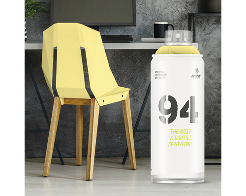 Scène avec une chaise jaune et un aérosol de peinture MTN 94.