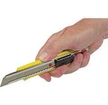 Hand hält Cuttermesser mit Metalleinsatz und Klingenführung