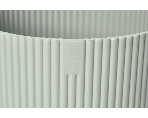 Detailansicht eines gerippten Pflanzgefäßes aus Kunststoff mit Herstellerlogo