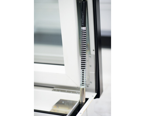 Detailansicht eines Dachfensterbeschlags mit Feder