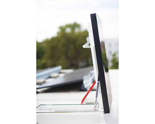 Seitenansicht eines Dachfensters mit geöffnetem Fensterflügel