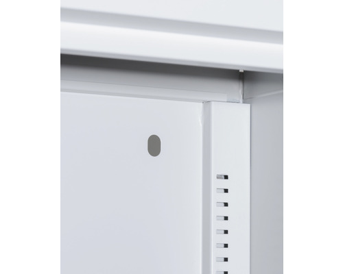 Detailansicht eines Metallschranks mit Loch und Lüftungsschlitzen