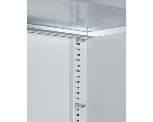 Detailansicht eines Regals mit Metallboden und verstellbaren Trägern.