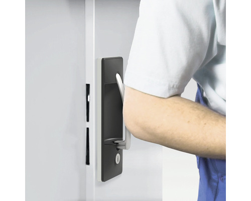 Person öffnet Tür mit digitalem Türschloss