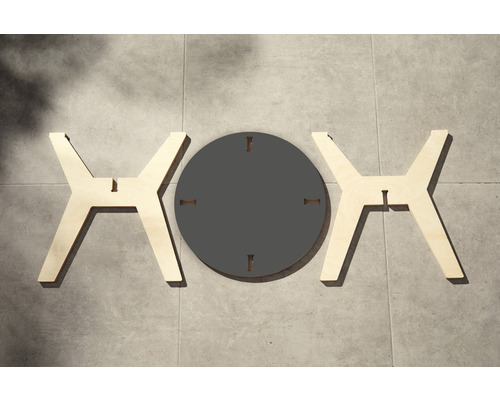 Zerlegter runder Tisch mit Tischplatte und Beinen aus Holz