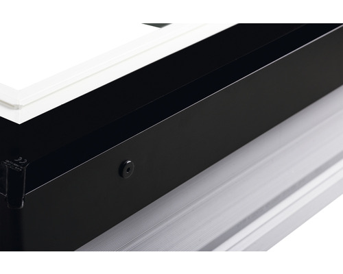 Detailansicht einer schwarzen Dachluke mit weissem Rahmen.