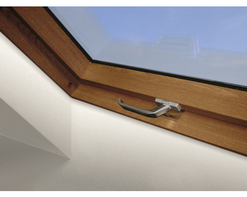 Detailansicht eines Dachfensters mit Holzrahmen und Griff